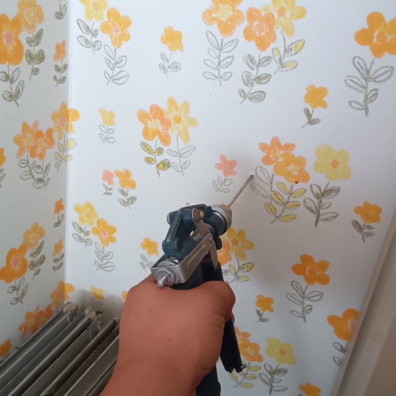 壁材に穴を開けてシロアリ駆除剤を注入