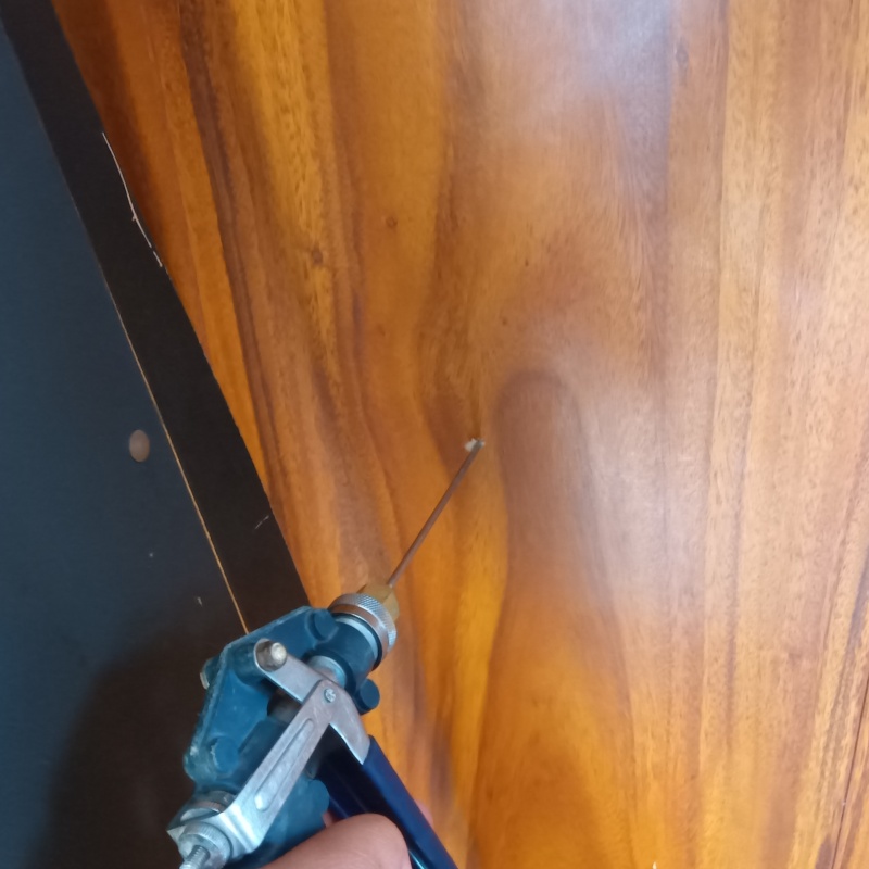 壁内部に直接シロアリ駆除剤を注入