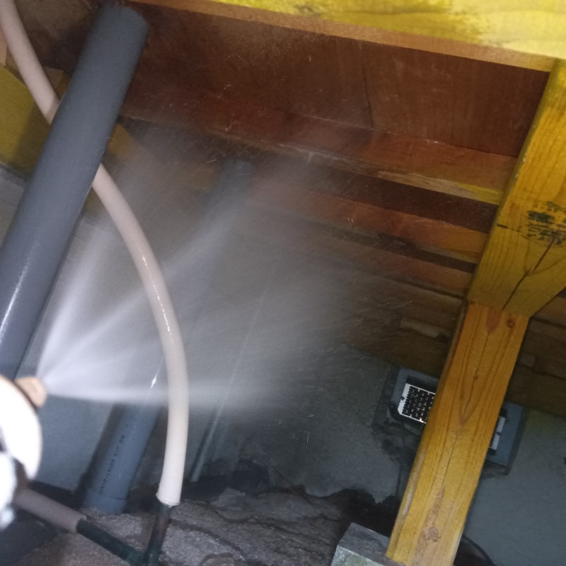 床下木材に防蟻剤を散布
