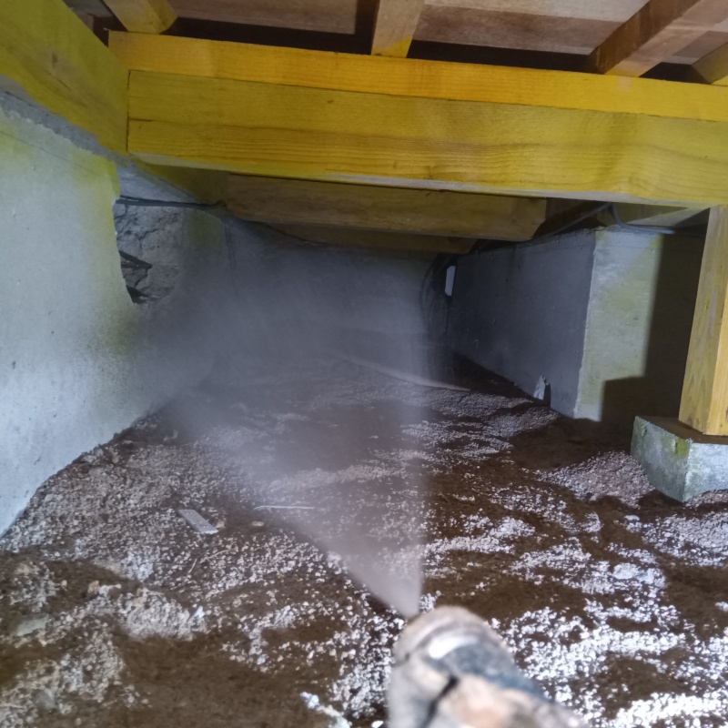 基礎に防蟻剤を散布