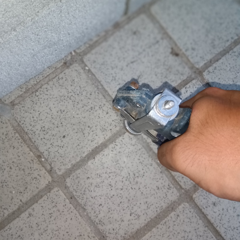 玄関床に穴を開けて防蟻剤を注入