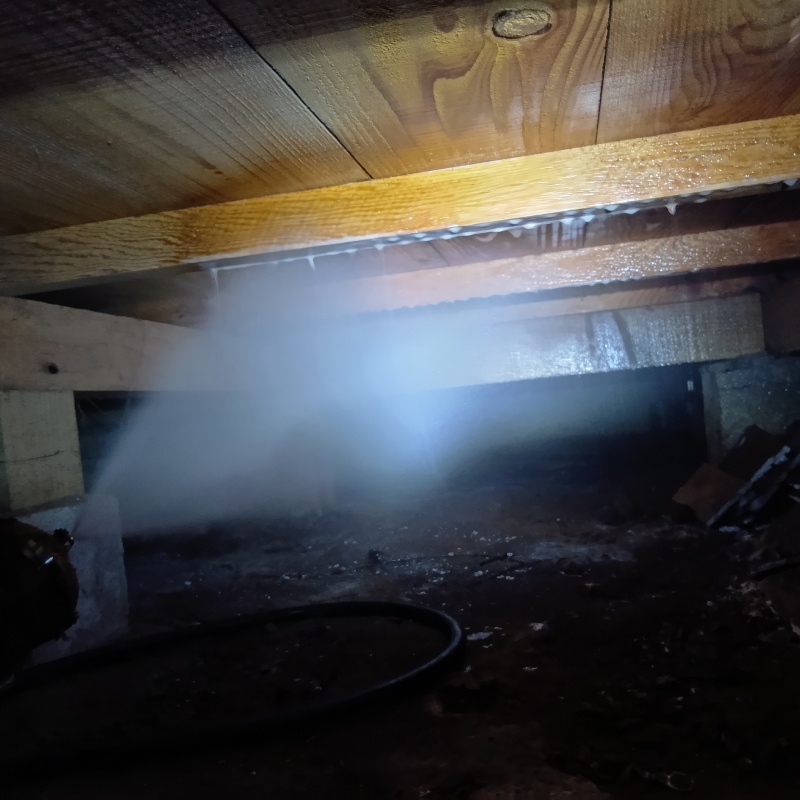 床下木材にシロアリ駆除剤を散布