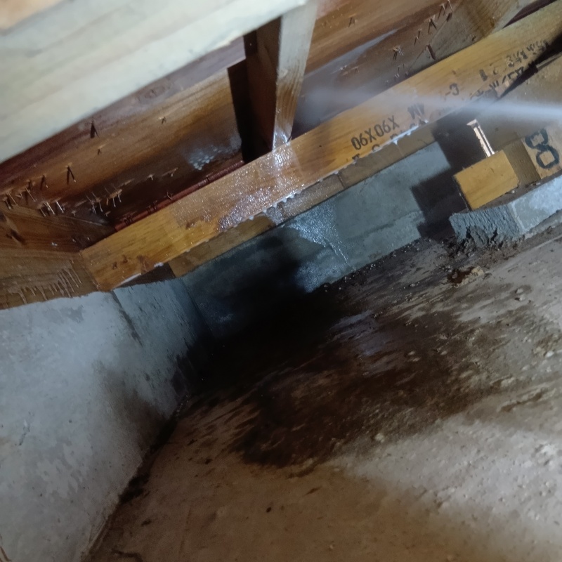 床下木材にシロアリ駆除剤を散布