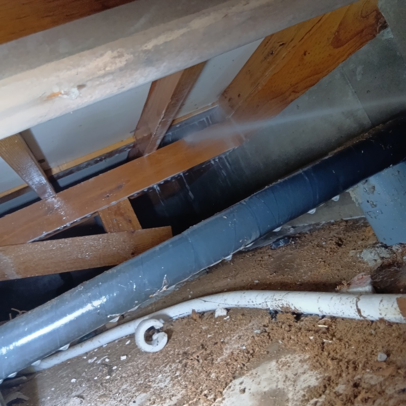 床下断熱材にシロアリ駆除剤を散布