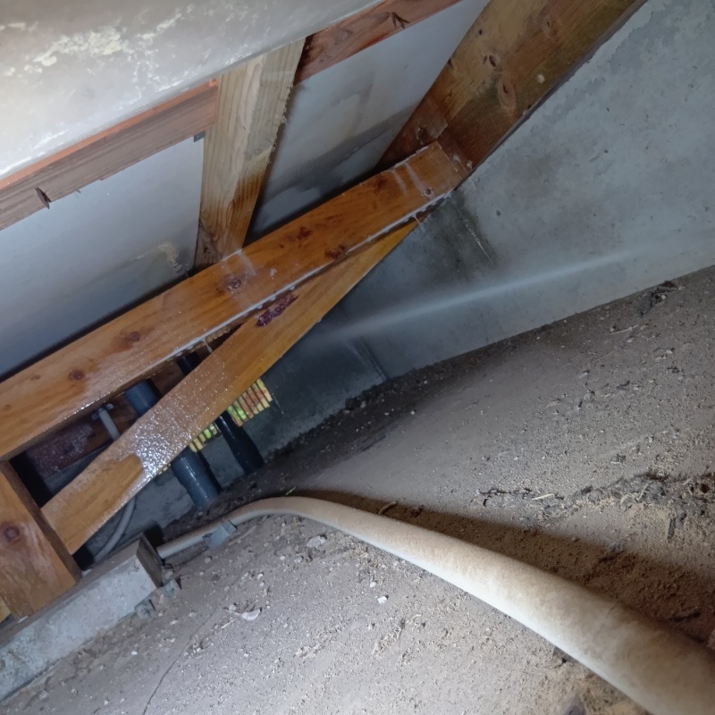 基礎にシロアリ駆除剤を散布