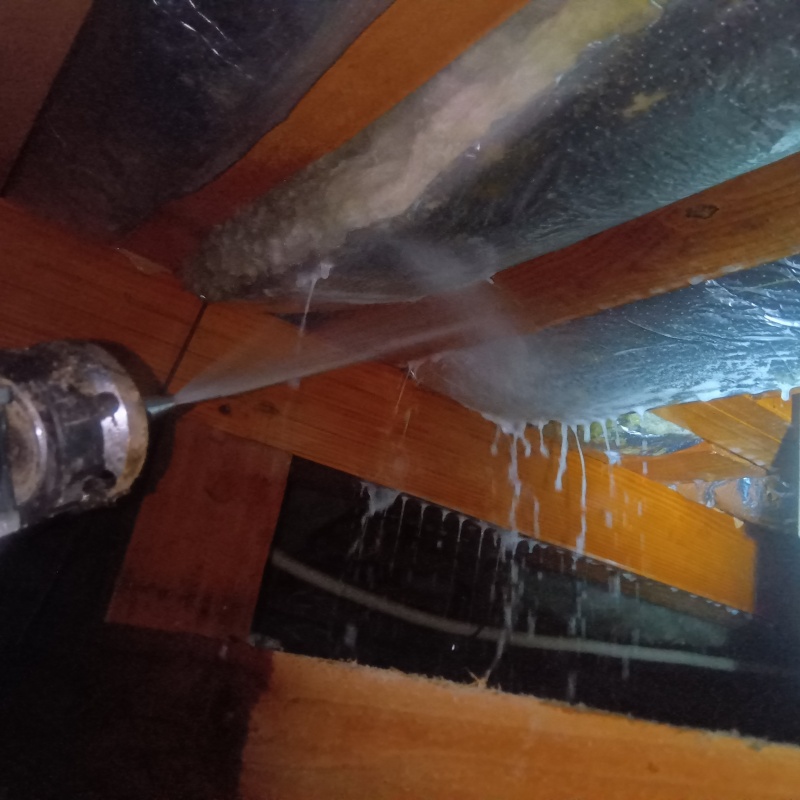 床下断熱材に防蟻剤を吹き付ける様子