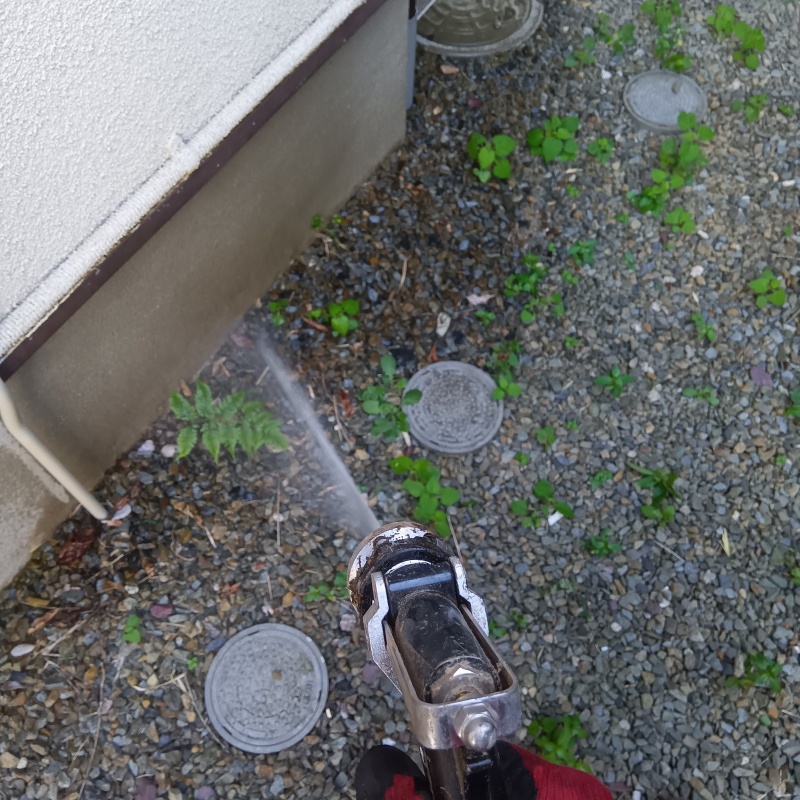 建物外周の土壌に防蟻剤を散布