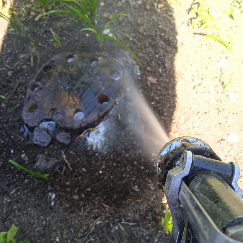 建物外周の土壌に防蟻剤を吹き付ける様子