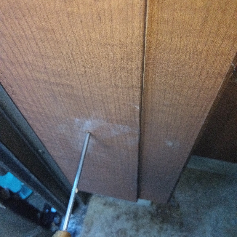 防蟻剤を注入するための穴を開けた様子