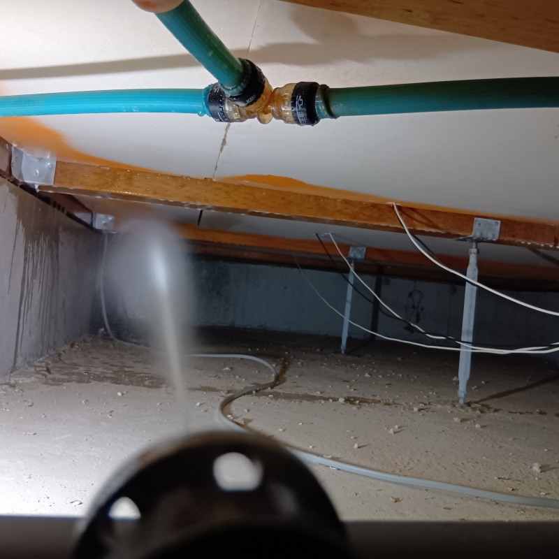 床下木材に防蟻剤を散布