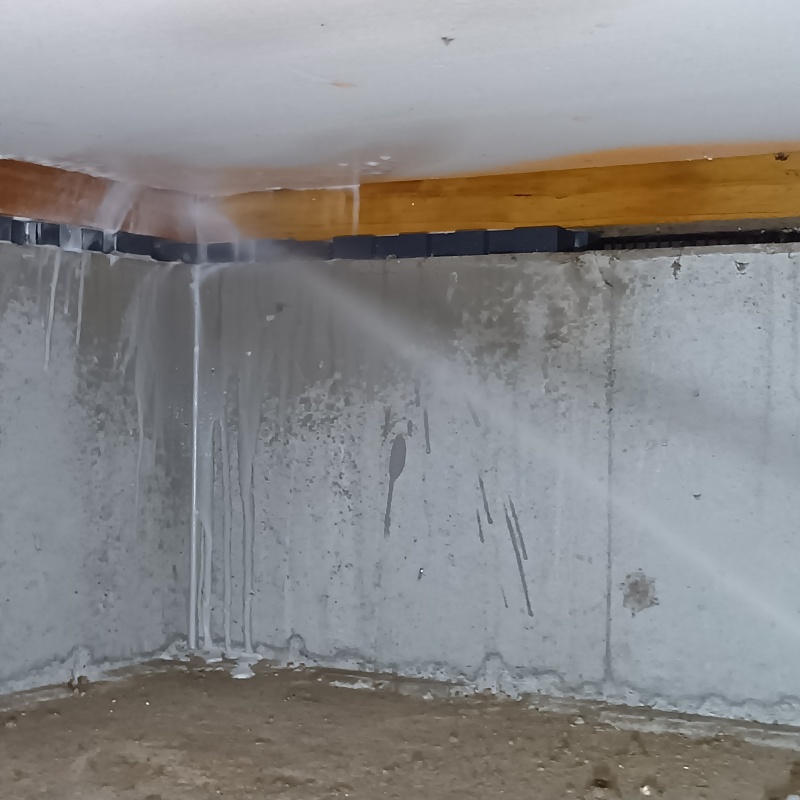 床下断熱材に防蟻剤を散布