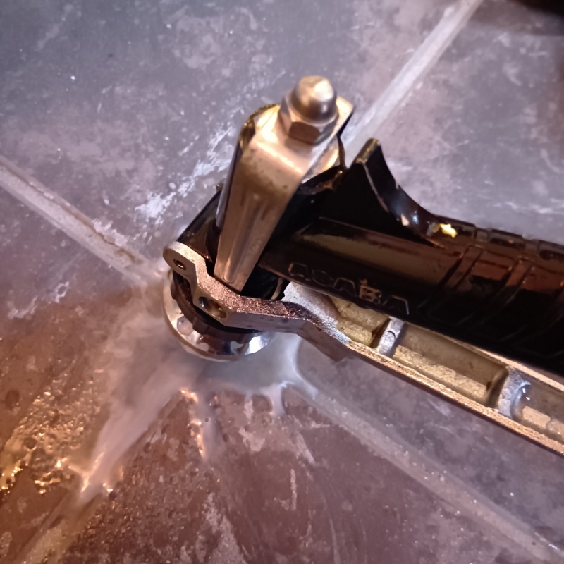 玄関床に穴を開けて防蟻剤を注入