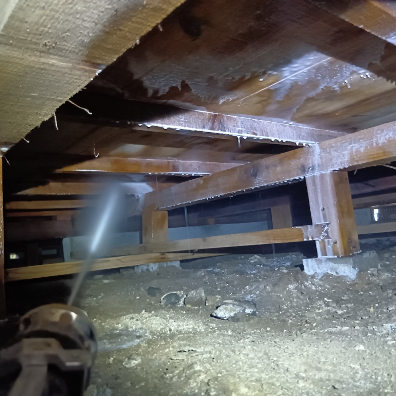 床下木材にシロアリ駆除剤を散布