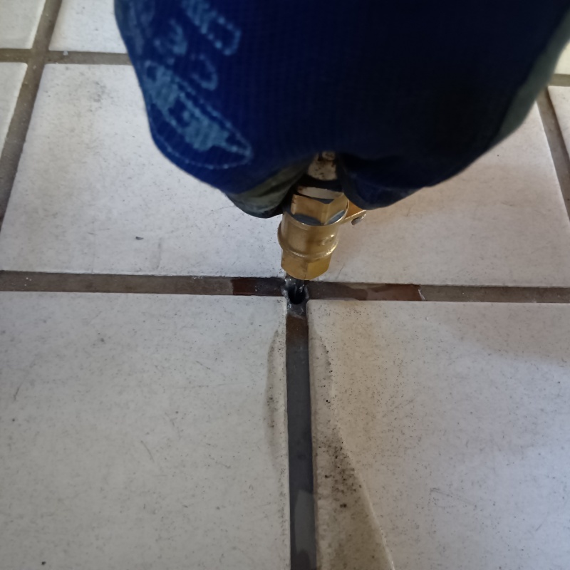 玄関床の目地からシロアリ駆除剤を注入