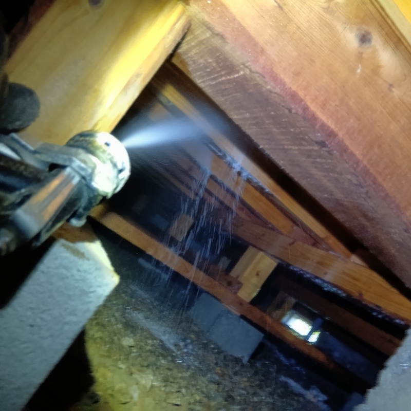 床下木材にシロアリ駆除剤を散布