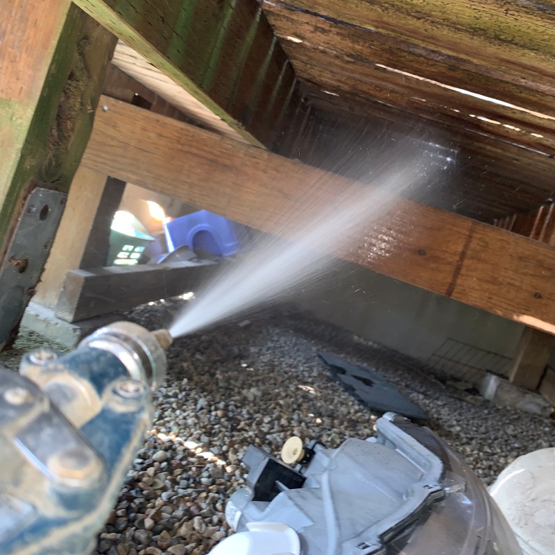 床下木材にシロアリ駆除剤を散布