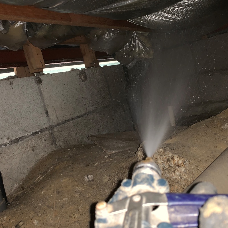 床下断熱材にシロアリ駆除剤を散布