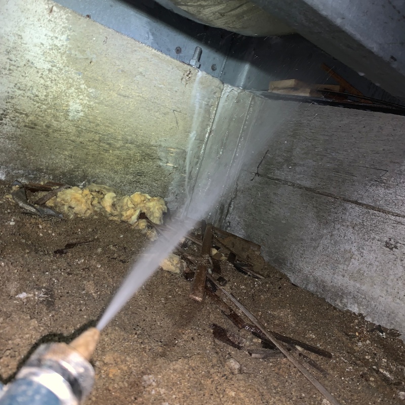 基礎にシロアリ駆除剤を散布