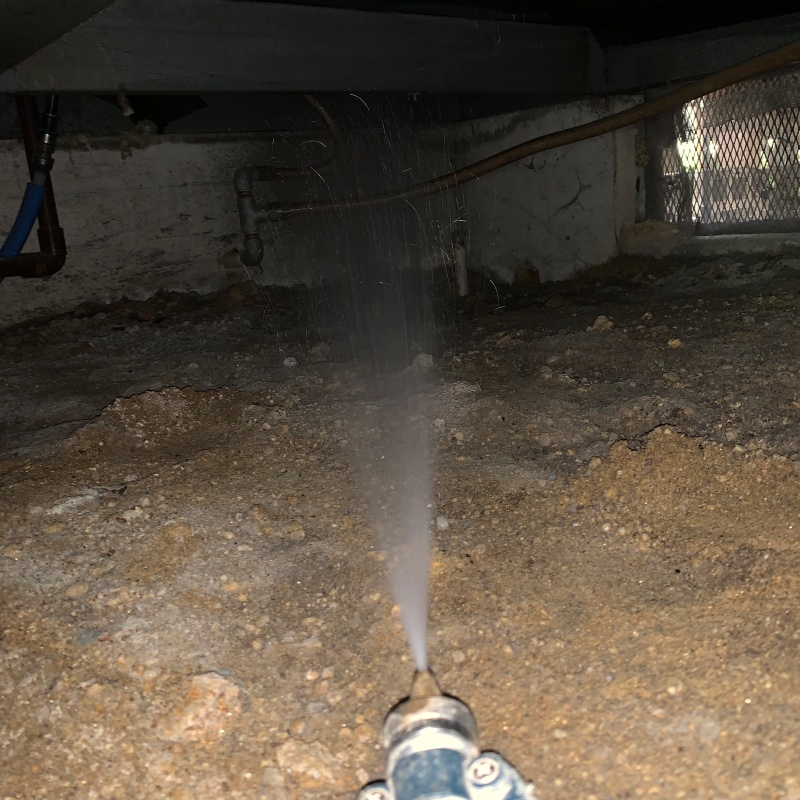 地面にシロアリ駆除剤を散布