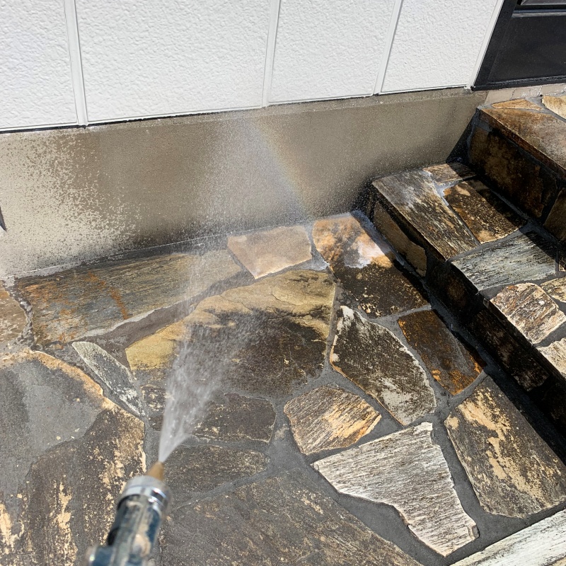 基礎まわりにシロアリ駆除剤を散布