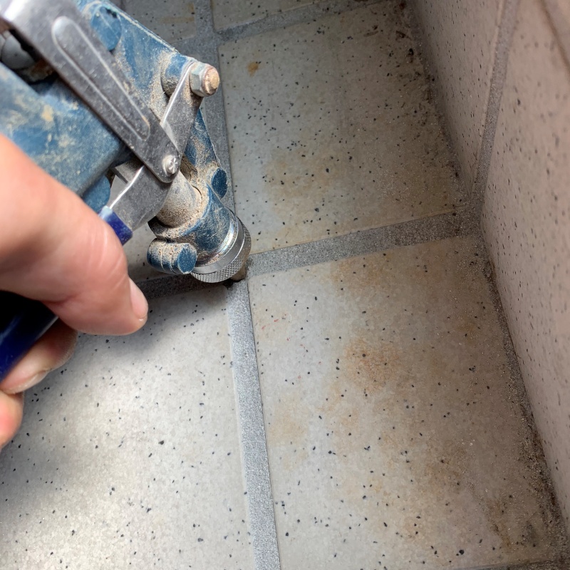 玄関床に穴を開けてシロアリ駆除剤を注入