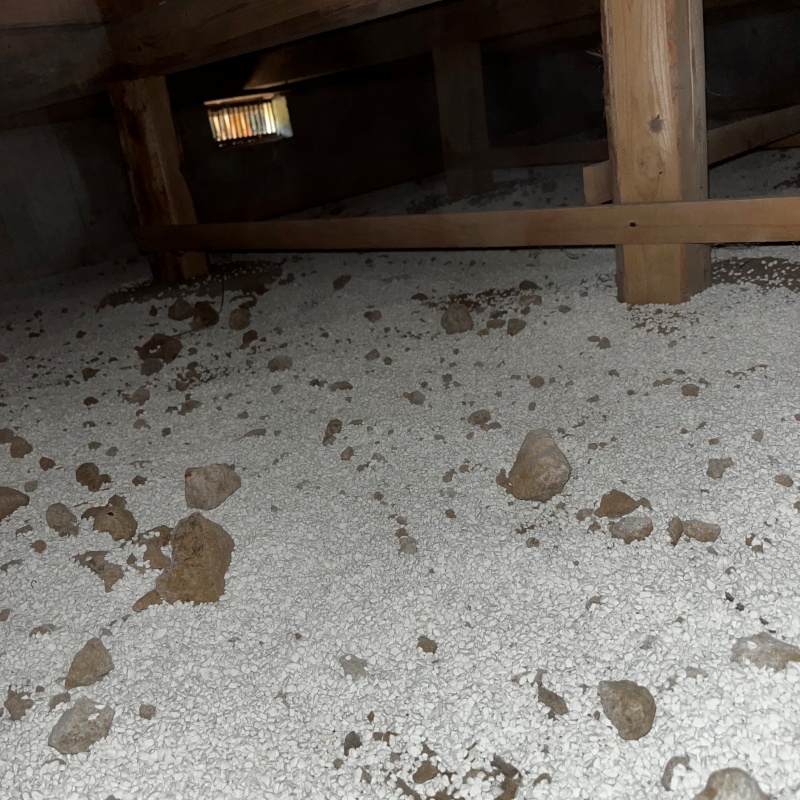 床下に調湿剤を敷いている様子