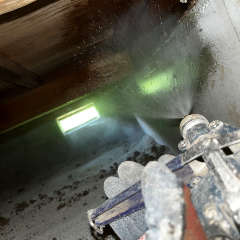 床下木材にシロアリ駆除剤を散布