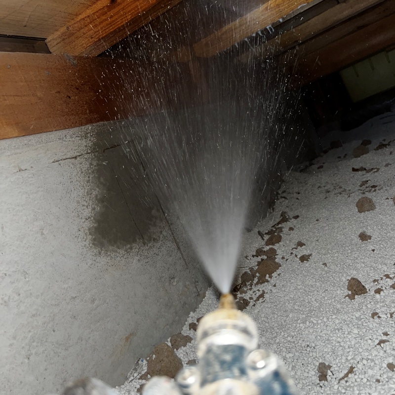 基礎にシロアリ駆除剤を散布