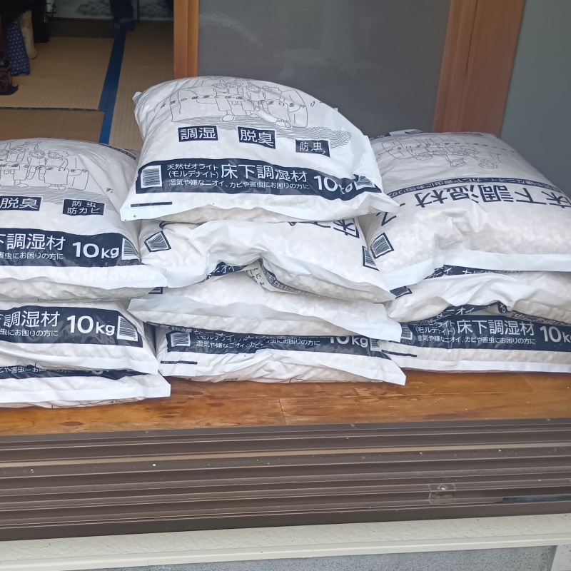 敷設する調湿剤を用意している様子