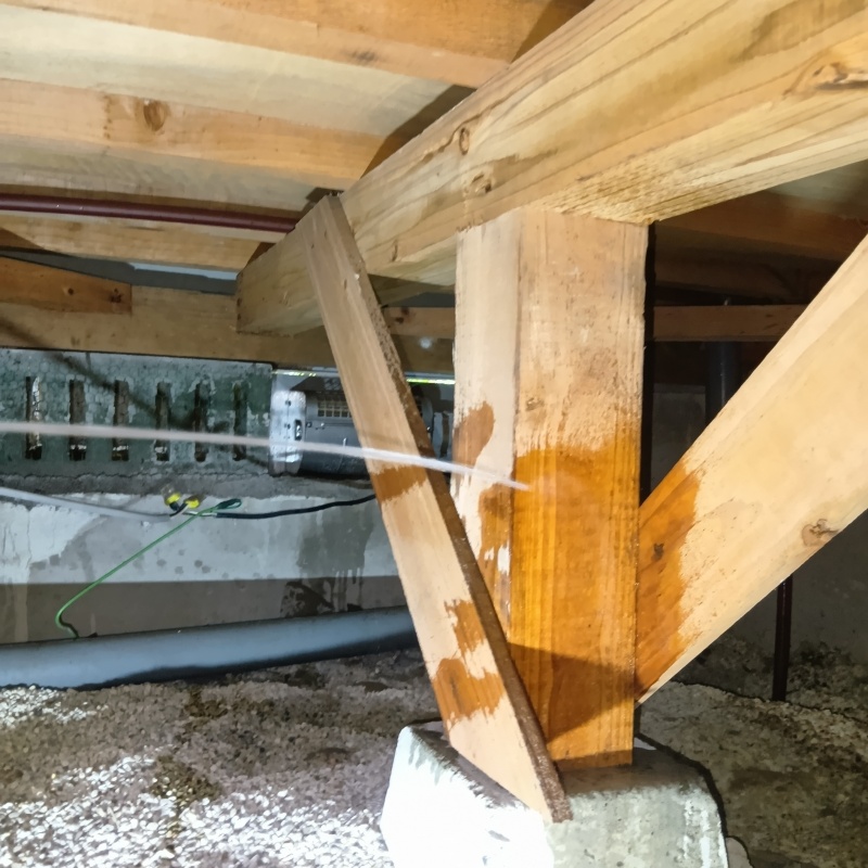 床下木材に防蟻剤を散布