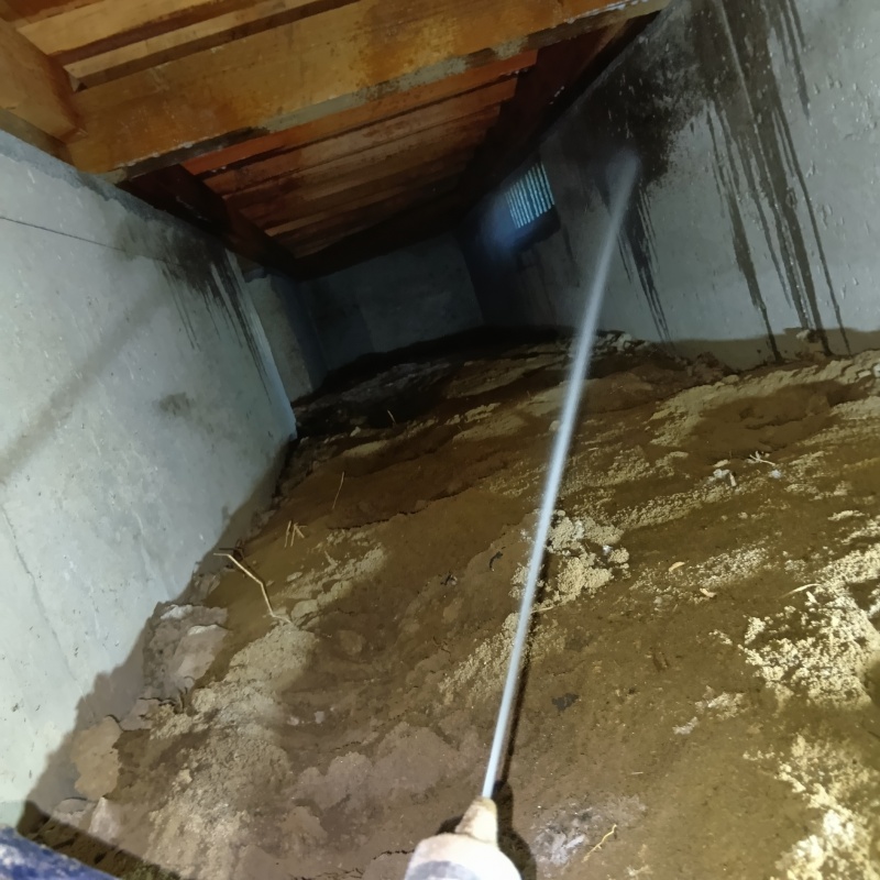 基礎に防蟻剤を散布