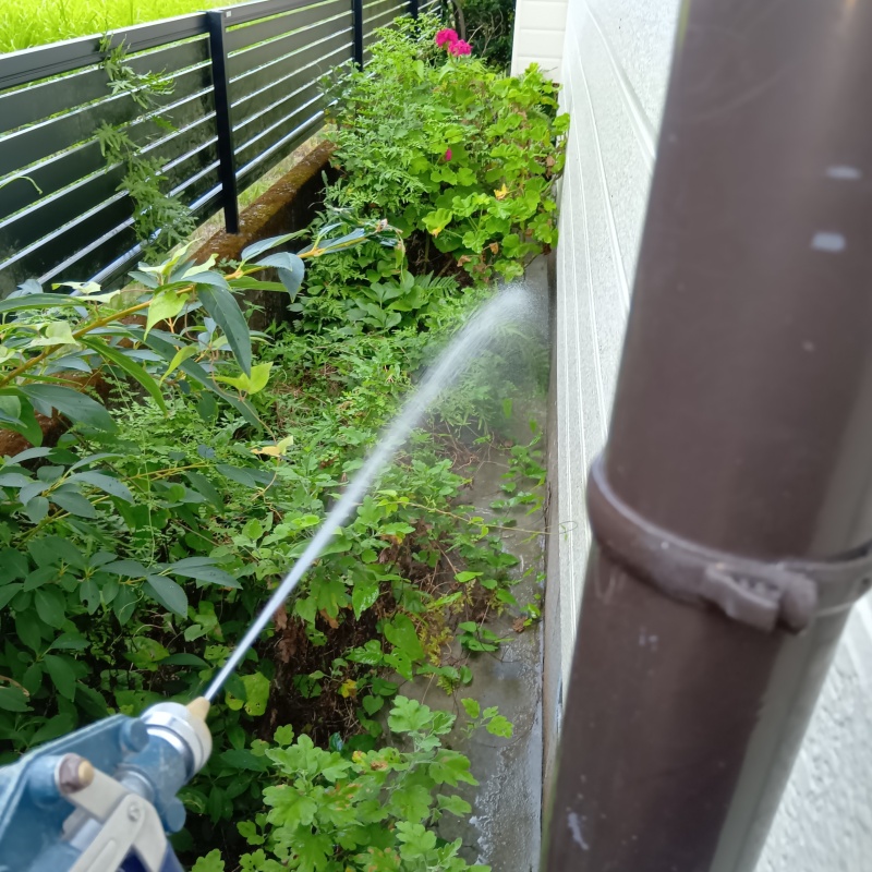 建物外周の土壌に防蟻剤を散布