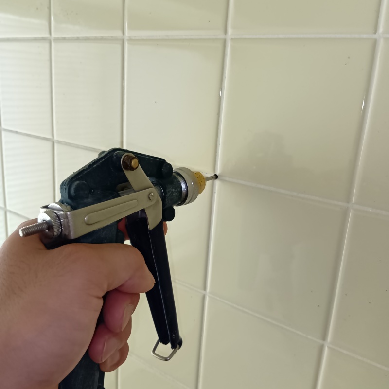 浴室壁に穴を開けて防蟻剤を注入