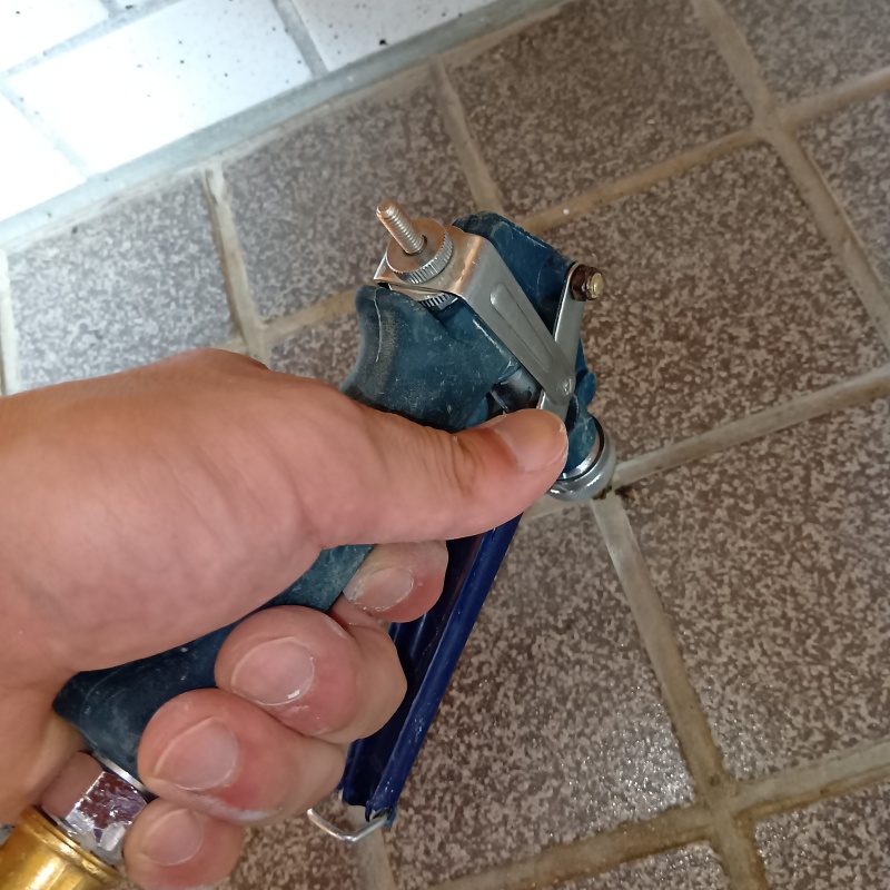 玄関床の目地から防蟻剤を注入