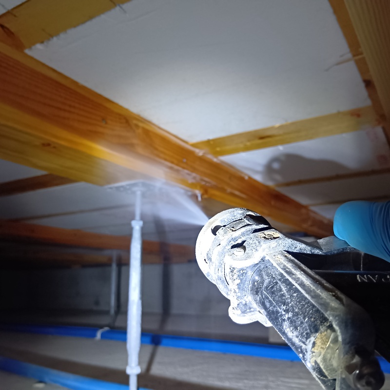 床下木材に防蟻剤を散布