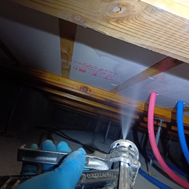 床下断熱材に防蟻剤を散布