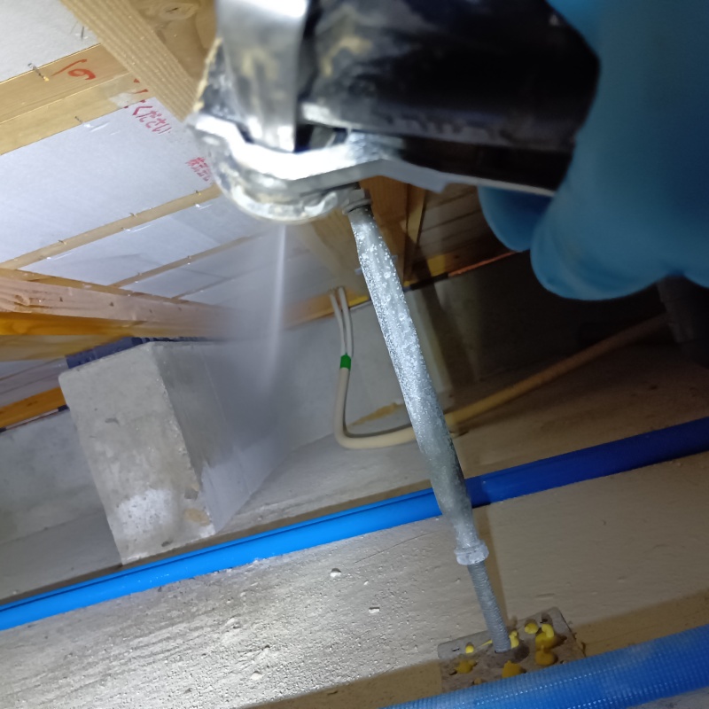 基礎に防蟻剤を散布