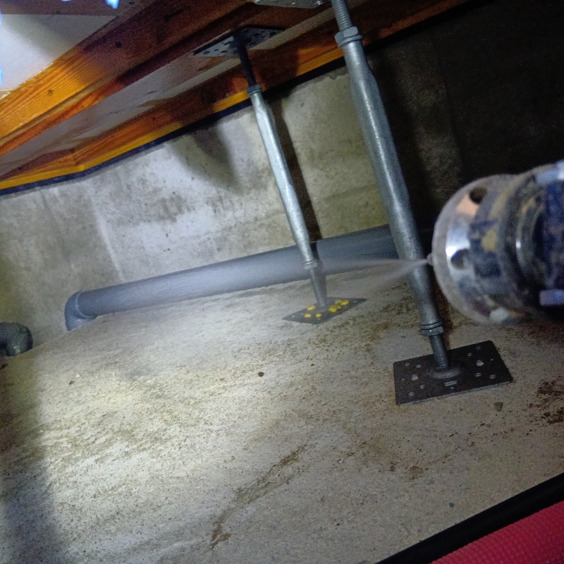 地面に防蟻剤を散布