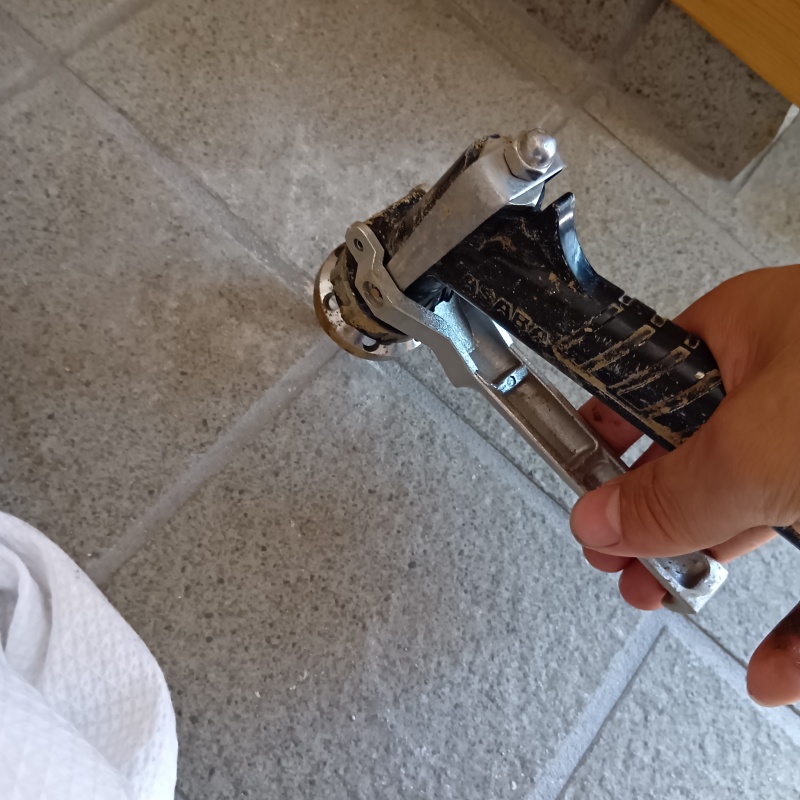 玄関床の目地から防蟻剤を注入