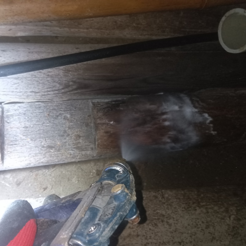 床下木材にシロアリ駆除剤を散布