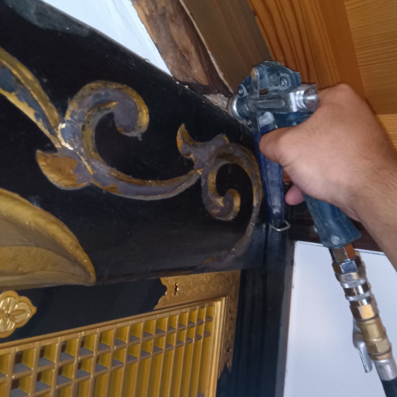 傷んだ木材に穴を開けてシロアリ駆除剤を注入