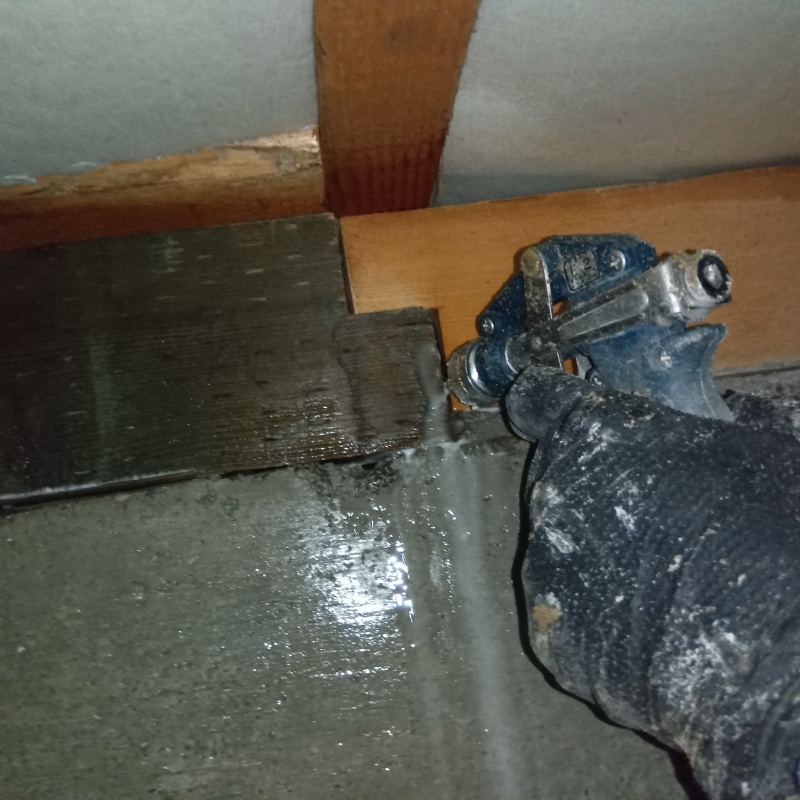 床下木材に防蟻剤を散布