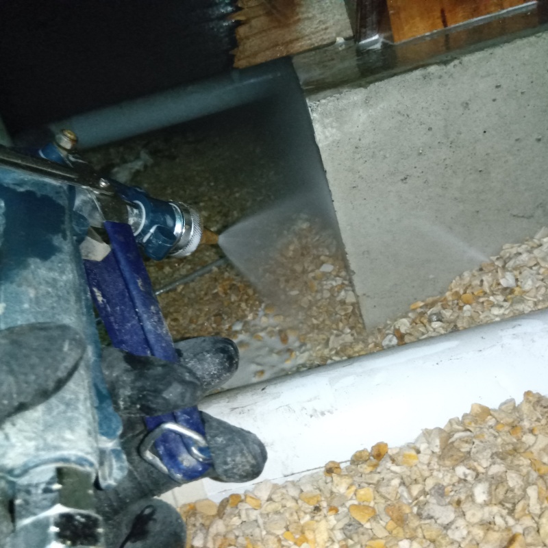 地面に防蟻剤を散布