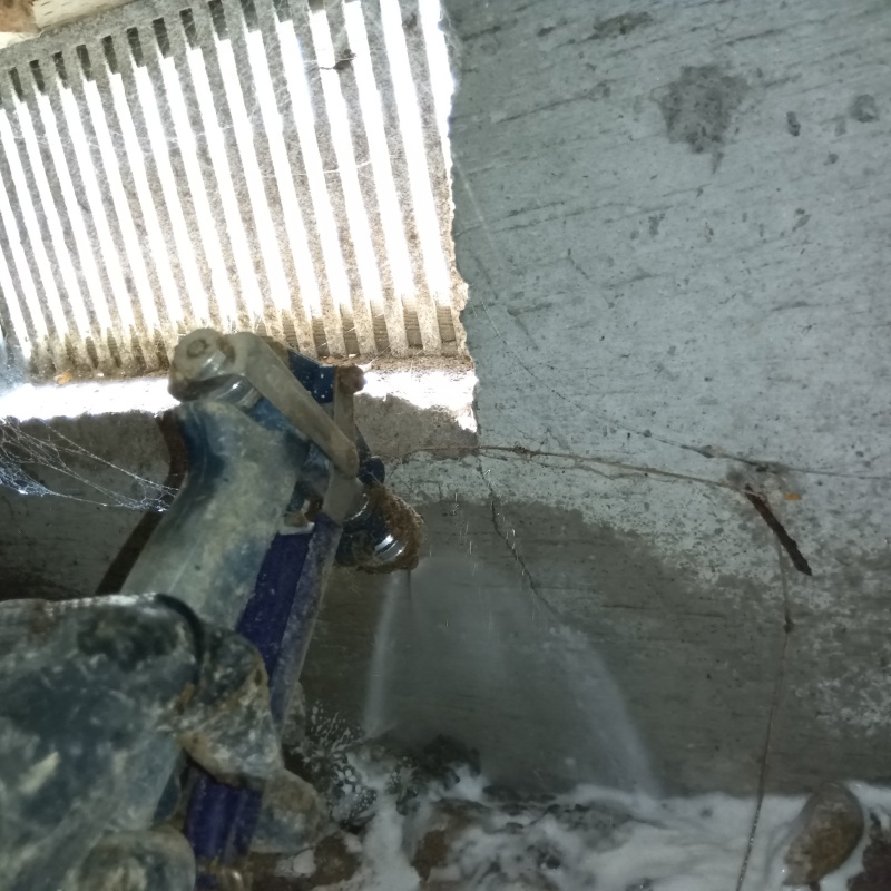 基礎に防蟻剤を散布