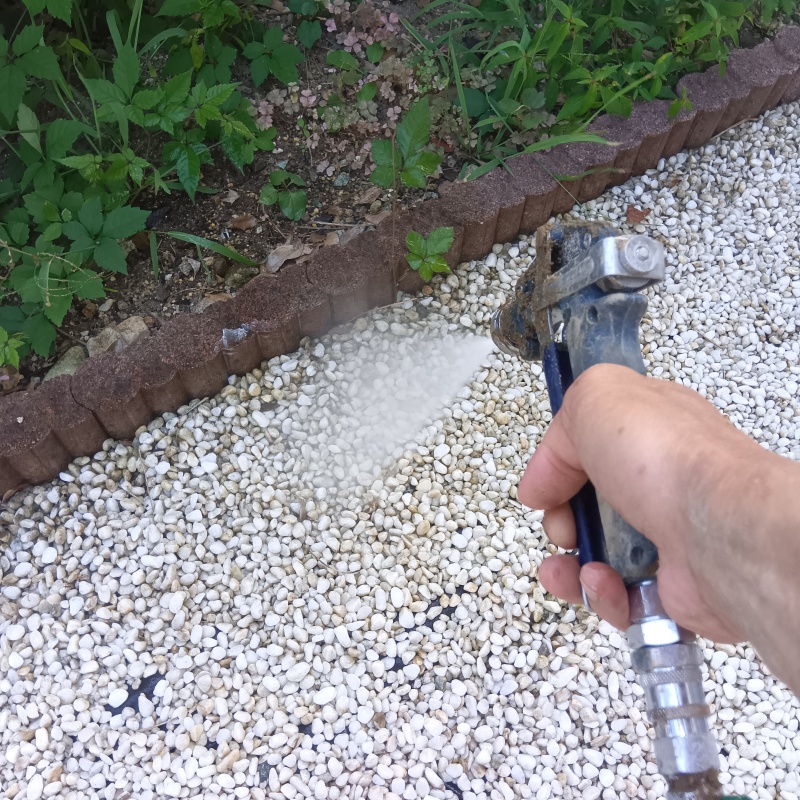 建物外周の土壌に防蟻剤を散布