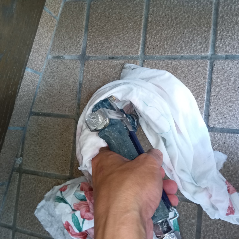 玄関床に穴を開けて防蟻剤を注入