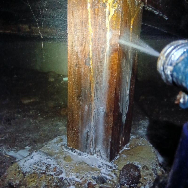 床下木材にシロアリ駆除剤を散布