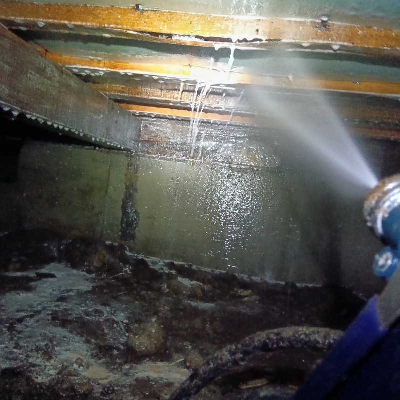 床下木材にシロアリ駆除剤を散布