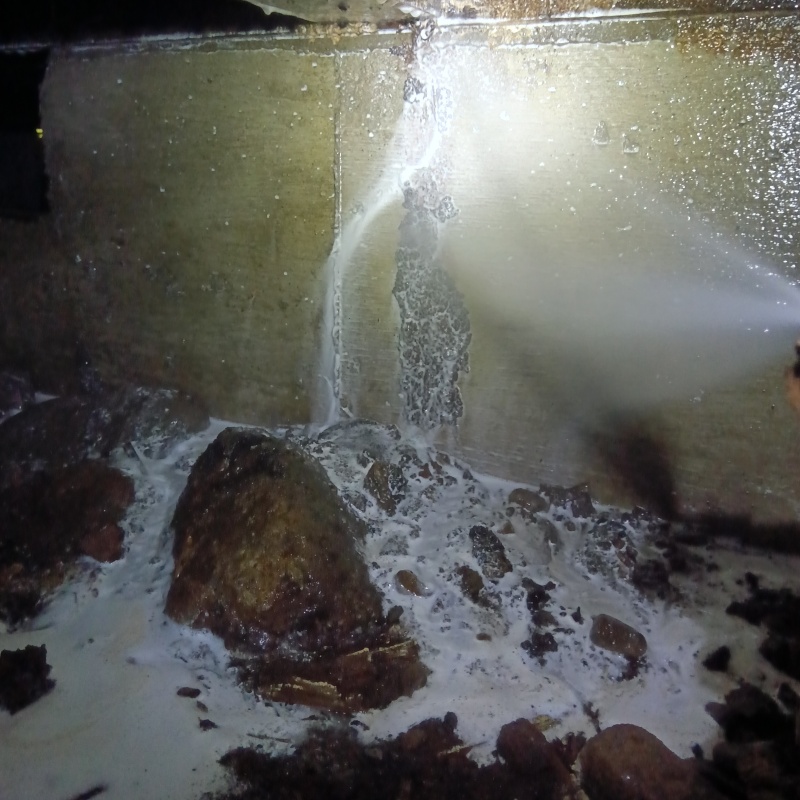 基礎にシロアリ駆除剤を散布