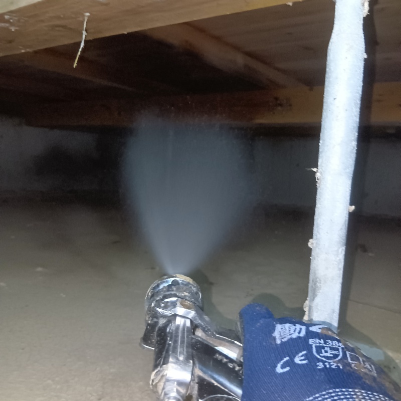 床下木材にシロアリ駆除剤を散布